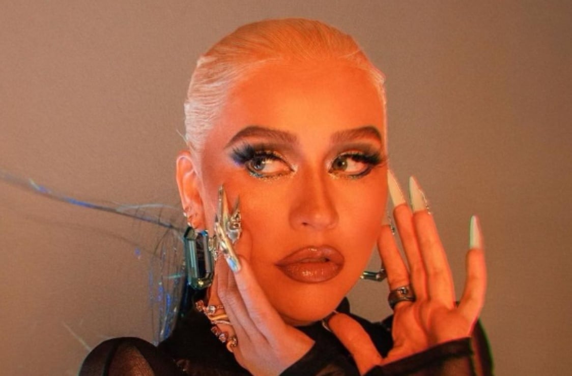 Christina Aguilera derrocha sensualidad con una blusa transparente y aretes Swarovski