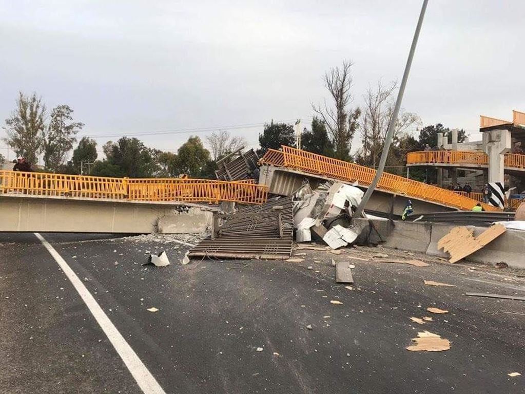 Tráiler derriba puente peatonal en carretera Querétaro-Celaya