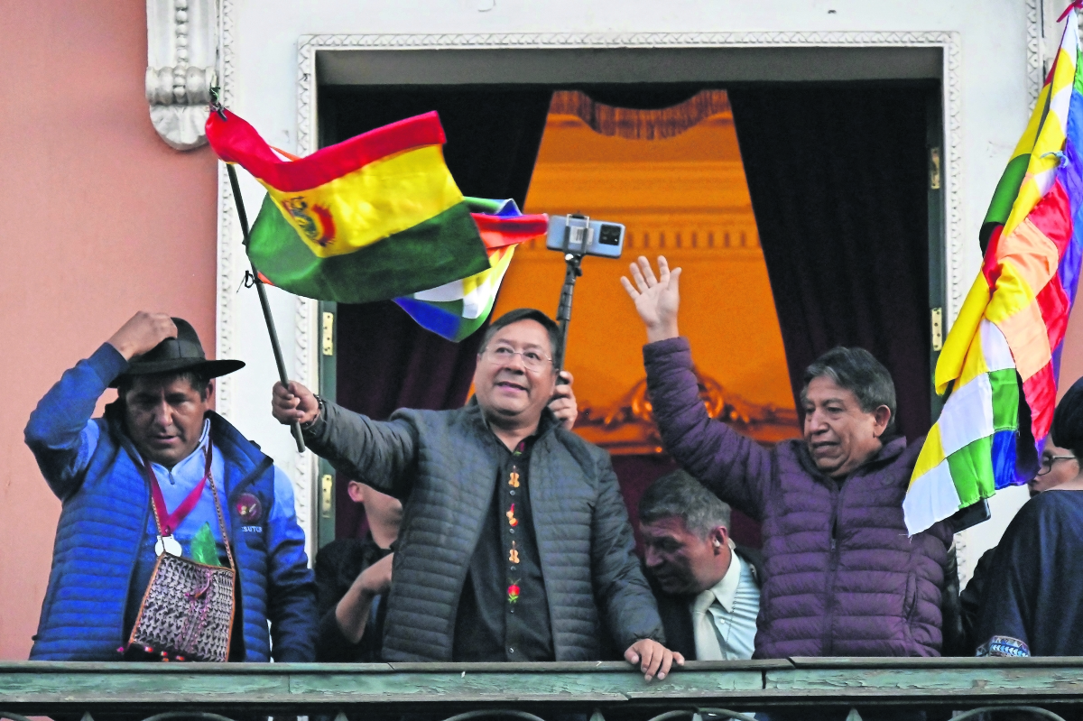 Frenan en Bolivia golpe; acusan al presidente