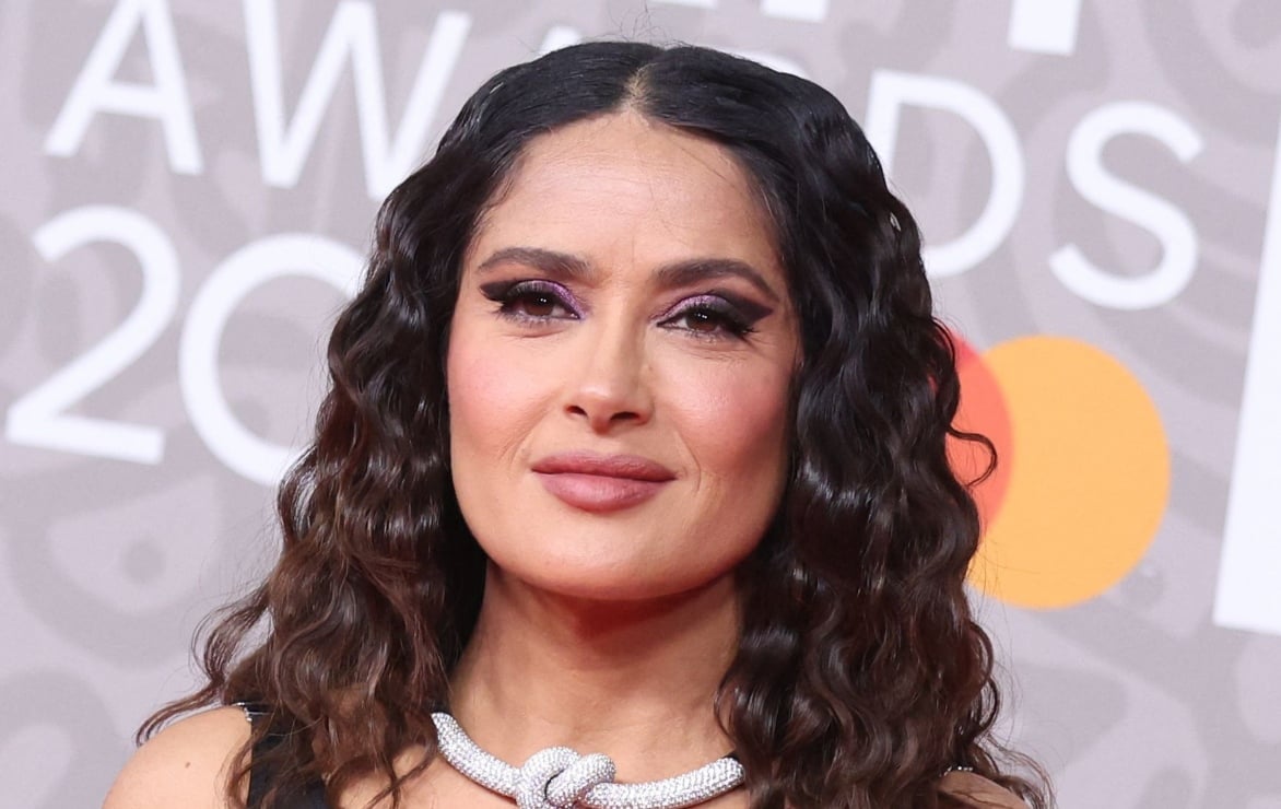 Con solo una bata de baño, Salma Hayek se contonea al ritmo de salsa