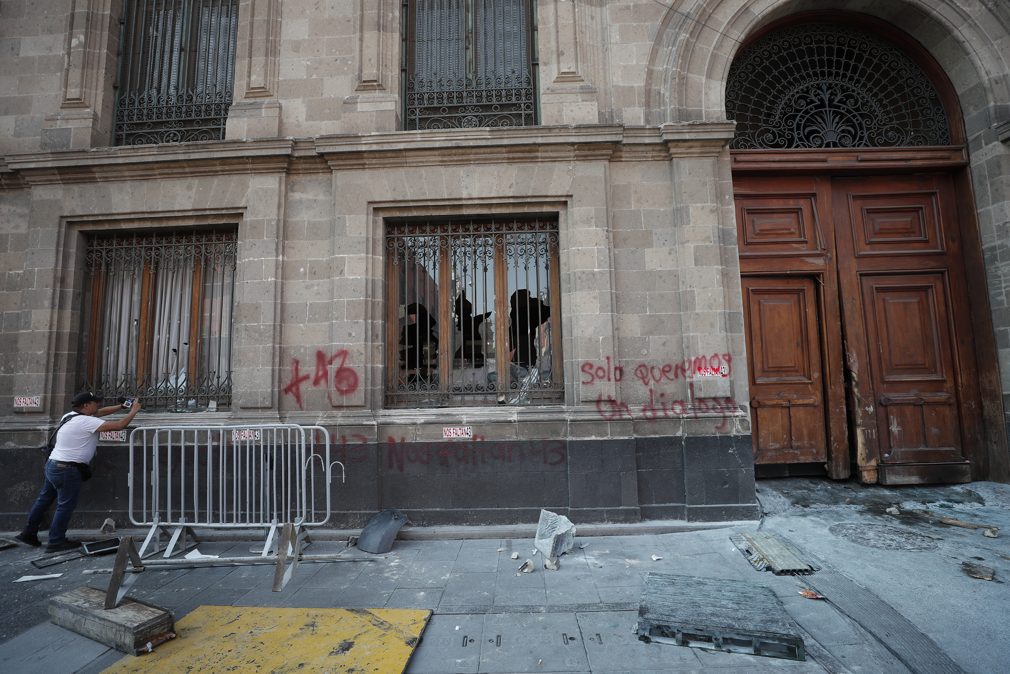 Normalistas de Ayotzinapa derriban puerta de Palacio Nacional; AMLO denuncia 'plan de provocación'. VIDEO