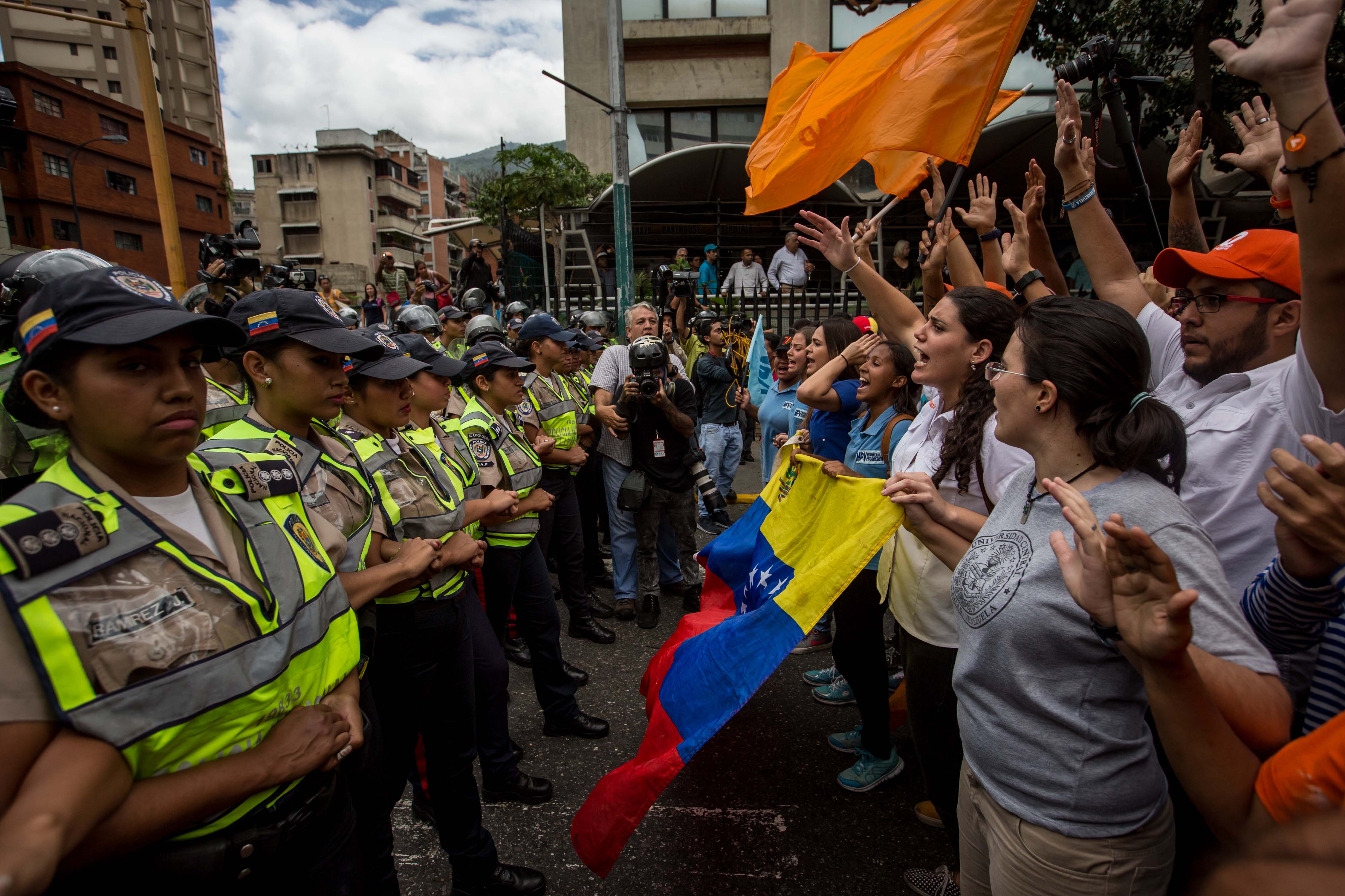 Bloquean marcha a favor del referendo contra Maduro