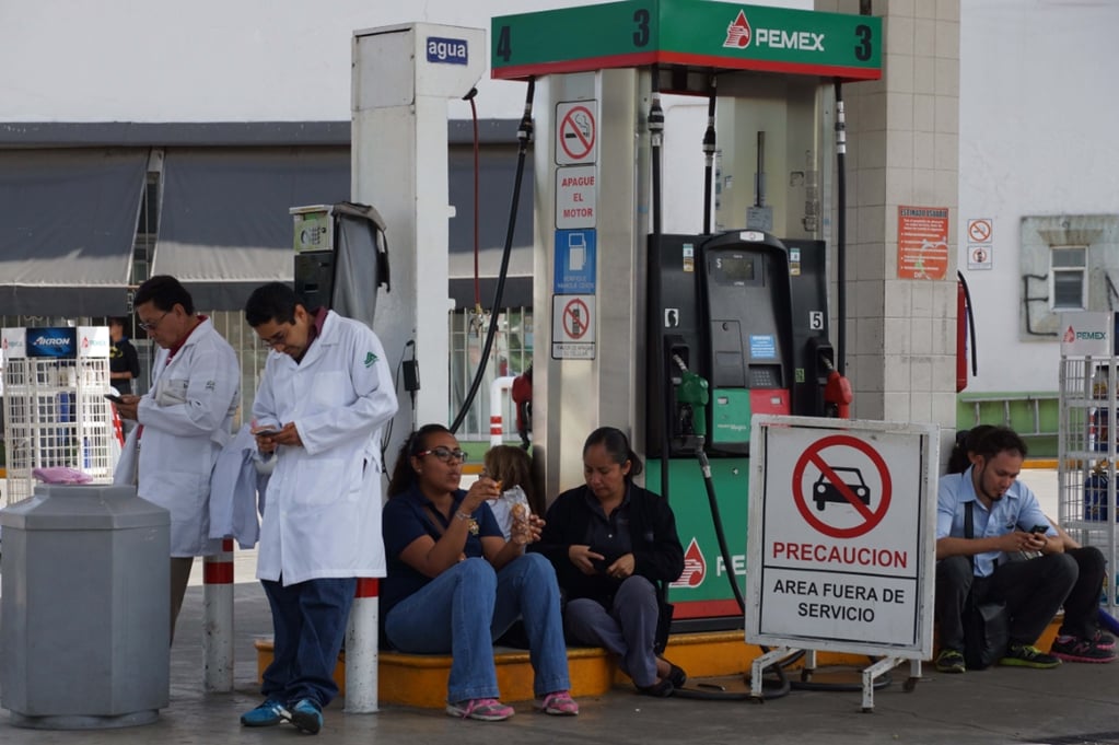 Trabajadores de Salud toman autobuses y gasolinera en Oaxaca