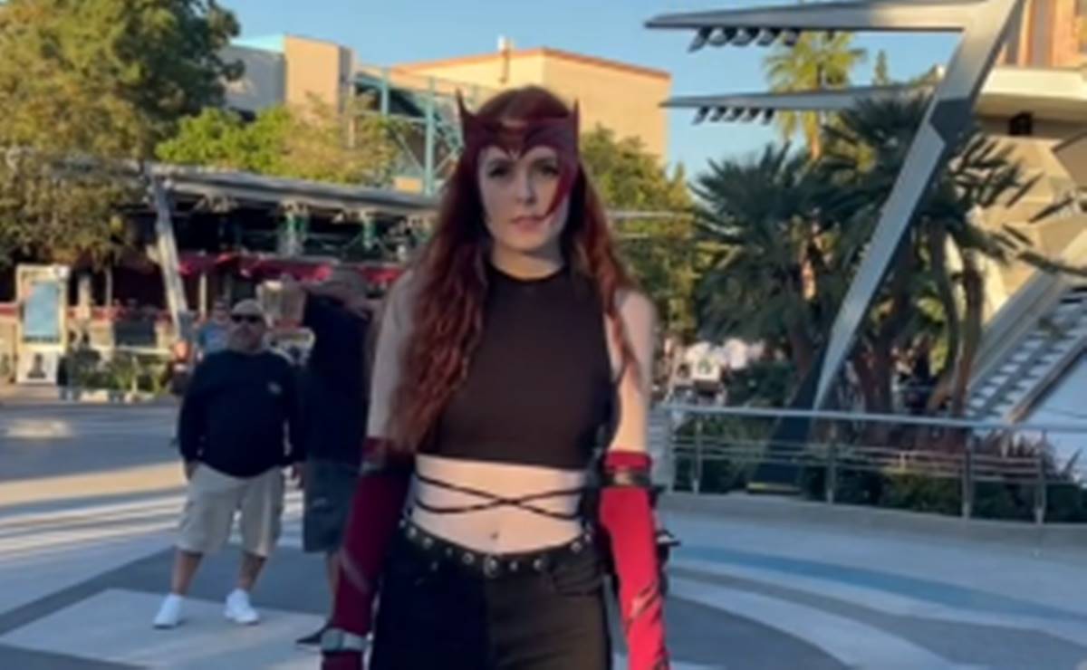 Obligan a turista a cambiar atuendo por usar disfraz de Scarlet Witch en Disneyland