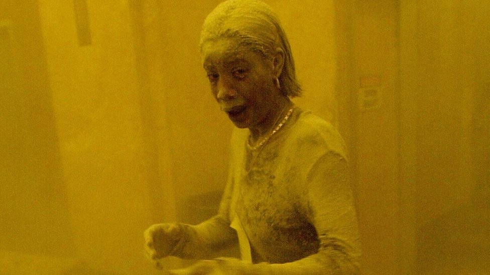 La icónica foto de Marcy Borders, la "dust lady" cubierta de polvo tras los ataques a las Torres Gemelas