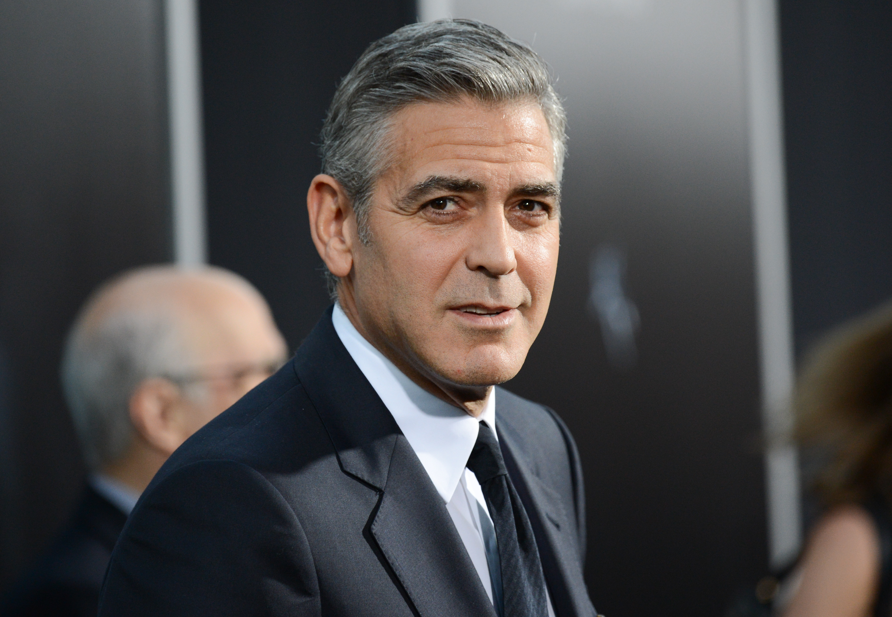 Clooney entra a polémica Trump-NFL; escribe poema en respaldo a protestas