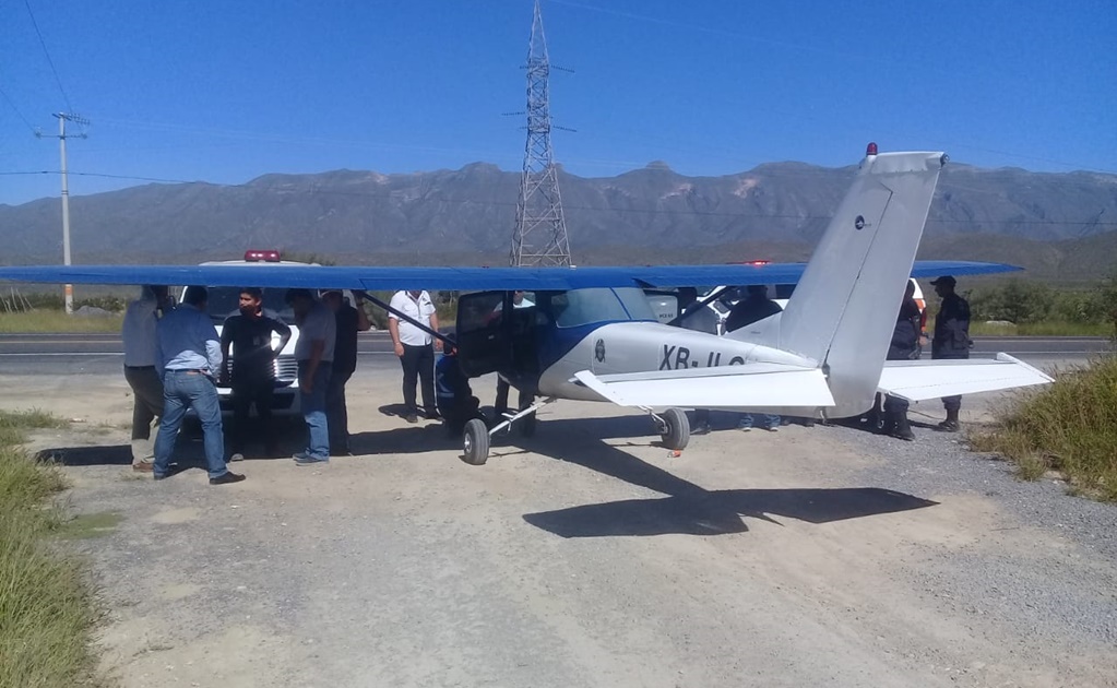 Avioneta aterriza de emergencia en carretera de Nuevo León