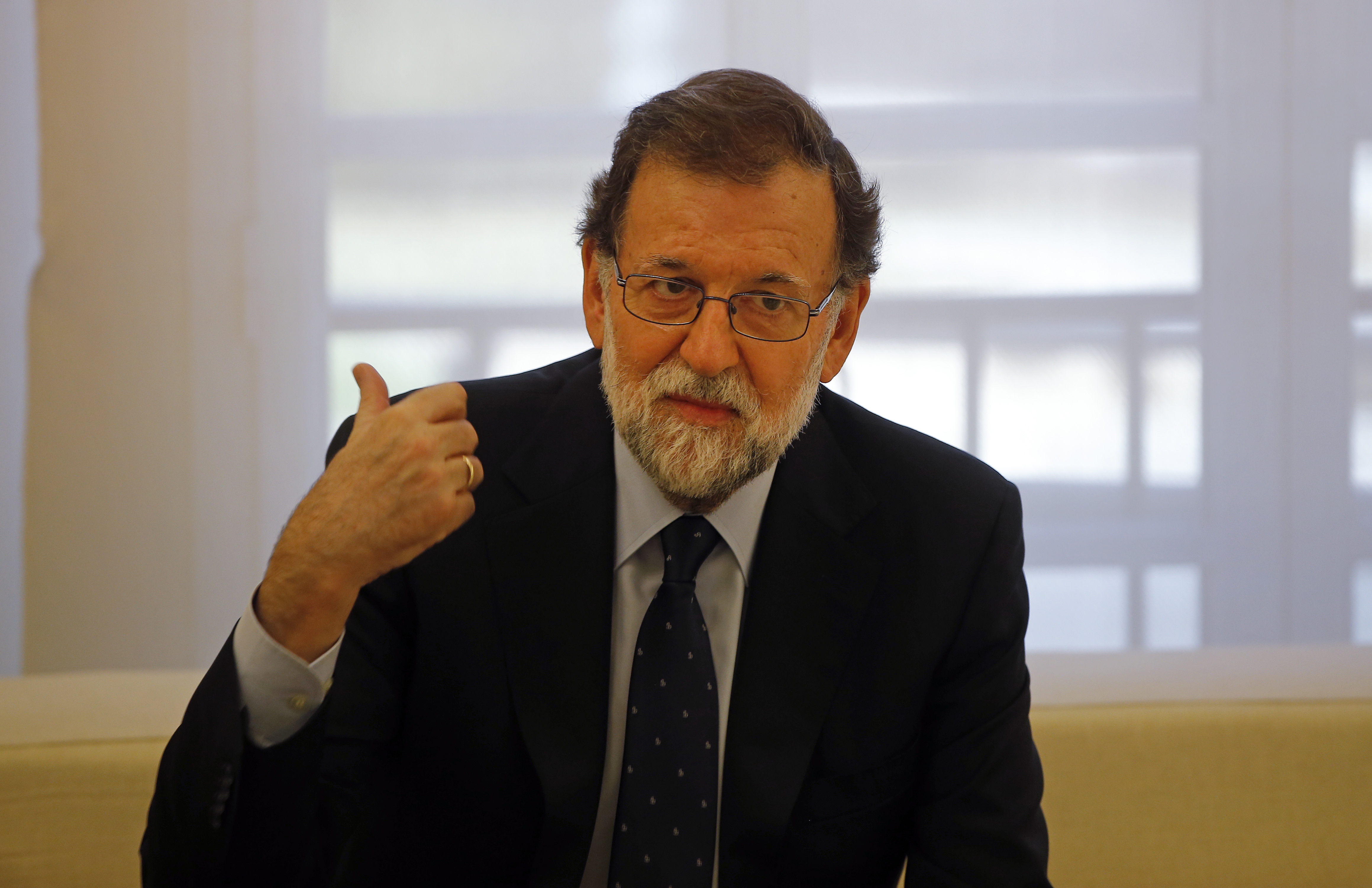 Rajoy exige a Puigdemont abandonar la independencia y evitar "males mayores"