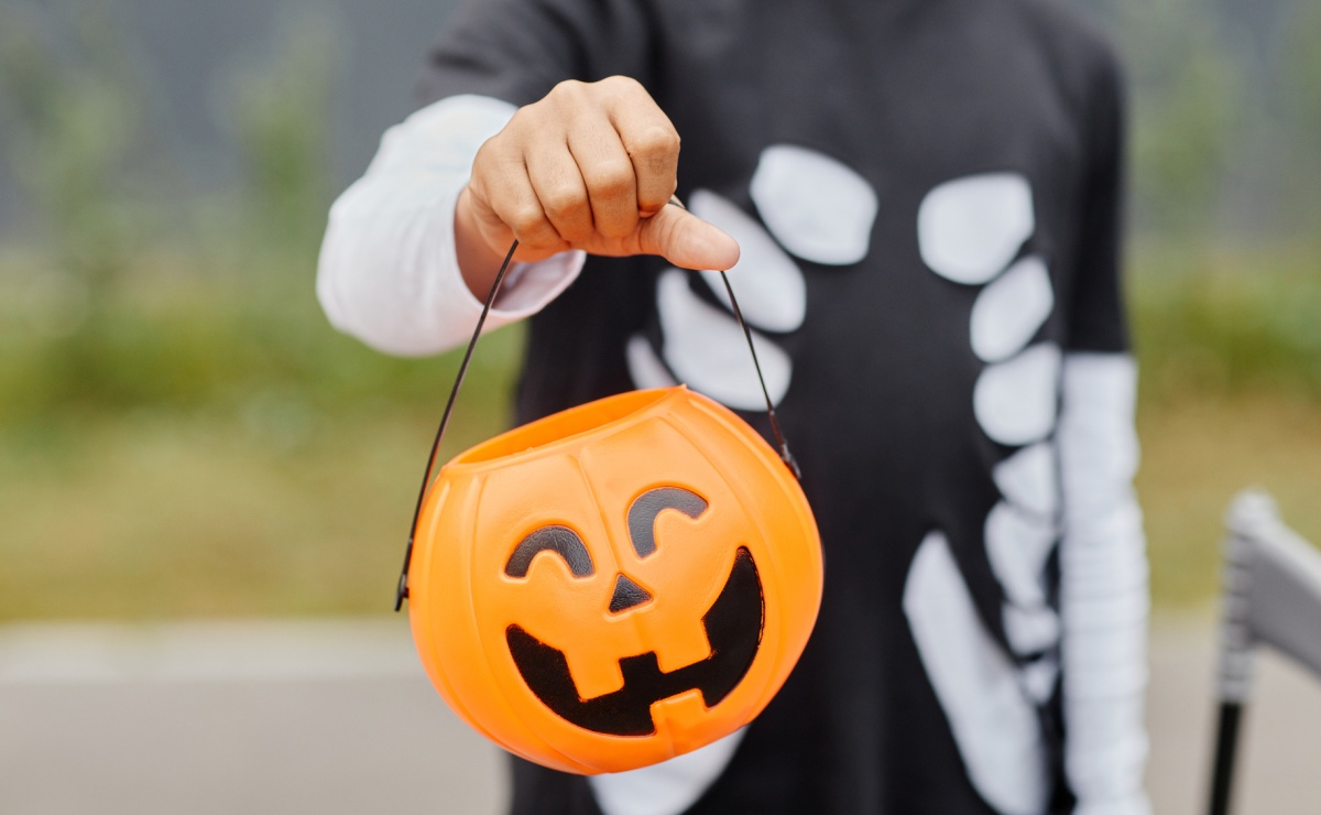 Hombre apunta con arma a niño que dejó dulces en su casa durante festejo de Halloween en EU