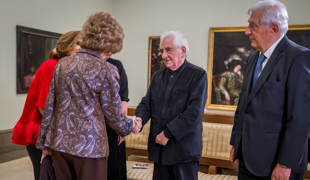 La reina Sofía entregó el Premio Iberoamericano de Mecenazgo 2024 a Antonio del Valle Ruiz, María Amalia León y al artista francés Daniel Buren