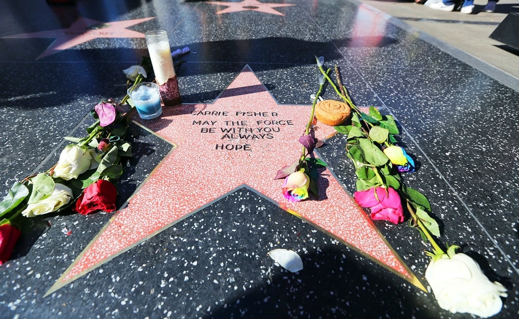 Admiradores dedican estrella en el Paseo de la Fama de Hollywood a Carrie Fisher