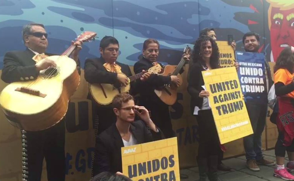 Lanzan 'gringos' campaña anti Trump; colocan muro en el Ángel