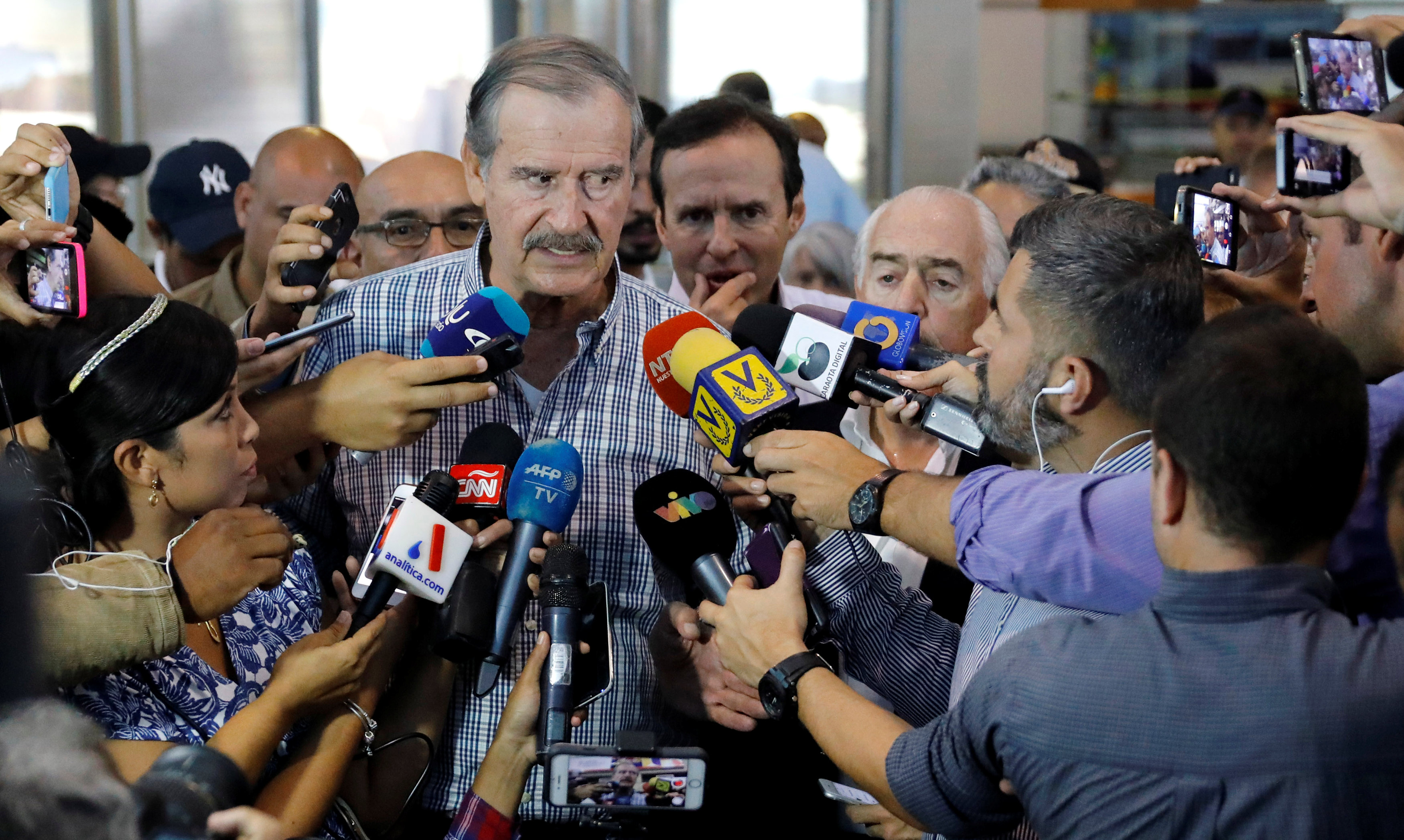 Fox y otros ex presidentes llegan a Venezuela para plebiscito contra Maduro