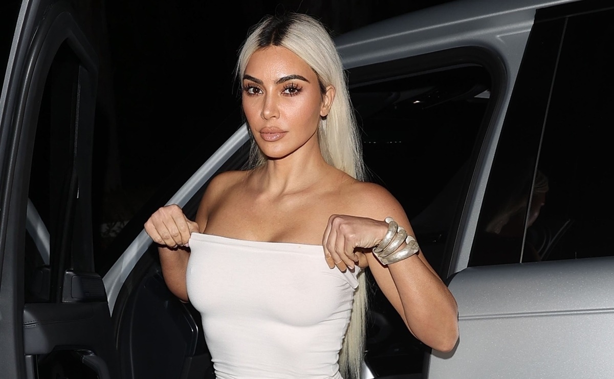 Kim Kardashian impacta con sus curvas en minivestido blanco de infarto