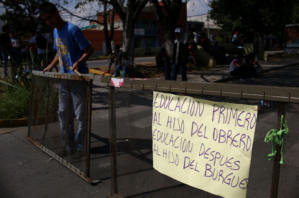 Estudiantes bloquean calles y avenidas en Morelia