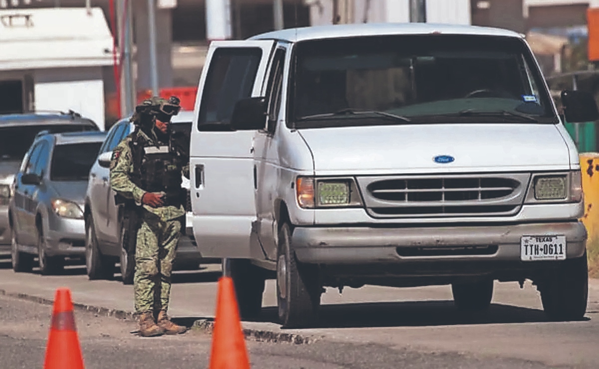 Un integrante del Ejército mexicano al revisar un vehículo en busca de armas y municiones en Ciudad Juárez, en octubre de 2025. Foto: Archivo EFE