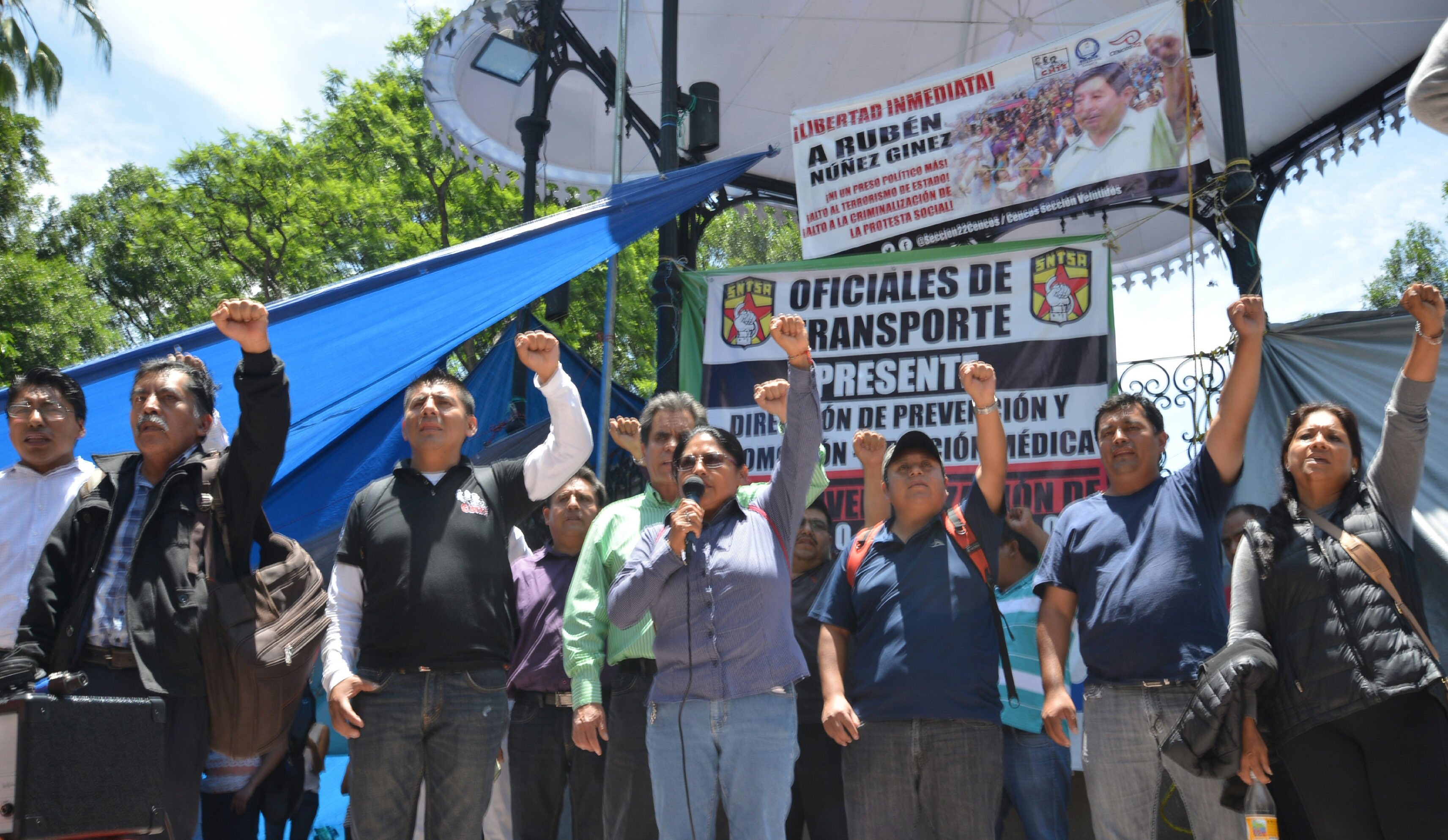 Maestros de la CNTE hacen mitin en Zócalo de Oaxaca