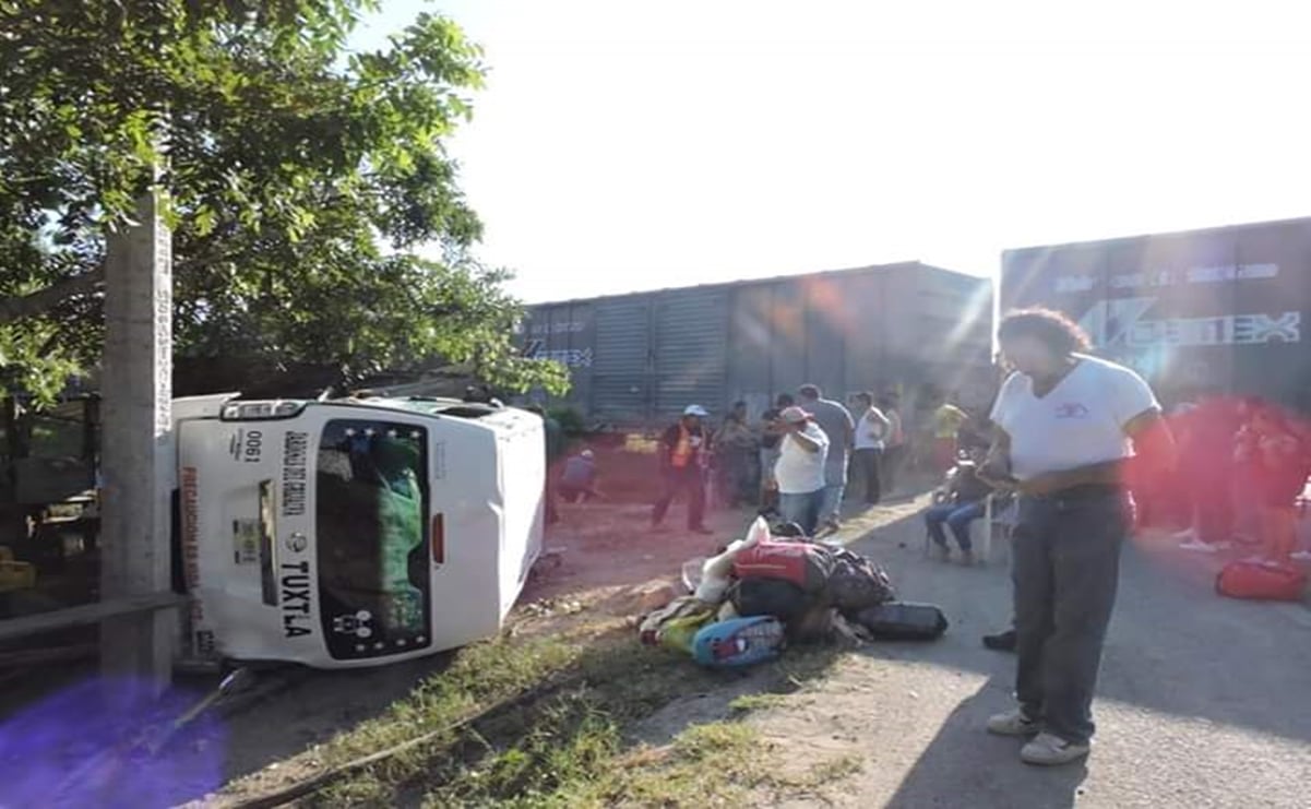 Tren embiste a transporte que trato de ganarle el paso en Chiapas; hay 16 heridos