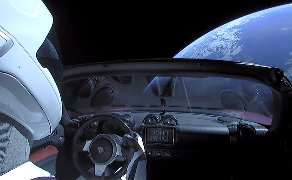 Captan trayectoria de auto deportivo Tesla lanzado al espacio
