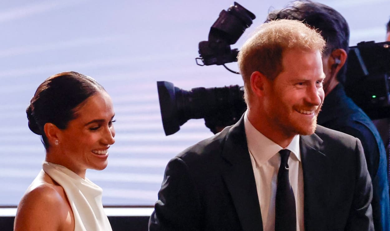 El príncipe Harry recibe polémico premio junto a Meghan Markle