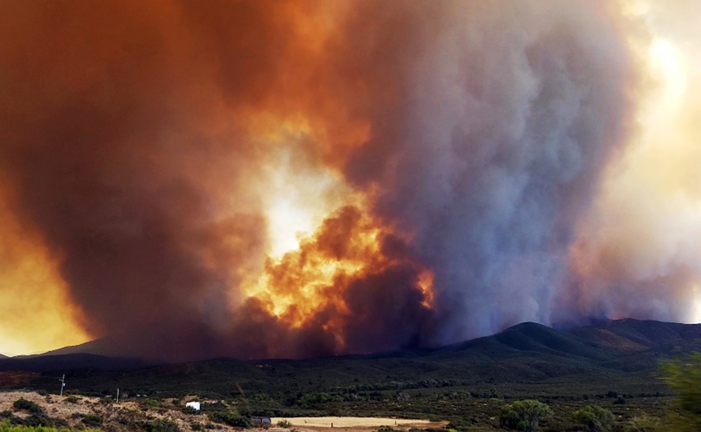 ​Evacuan a cientos de personas por incendio forestal en Arizona