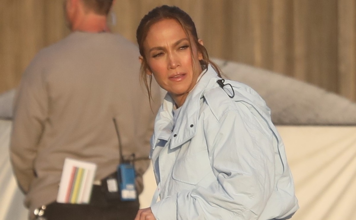 Jennifer Lopez luce ‘cuerpazo’ y derrière en leggings blancos durante rodaje 