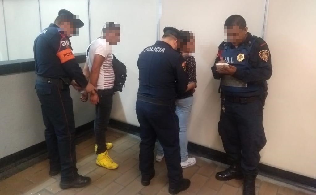 Detienen a dos por robo de celular en Metro Coyoacán 