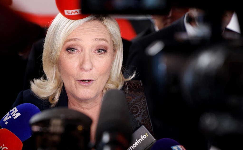 Le Pen llevaría a Francia a la guerra civil si se cumpliera su plan de prohibir el velo islámico, dice Macron