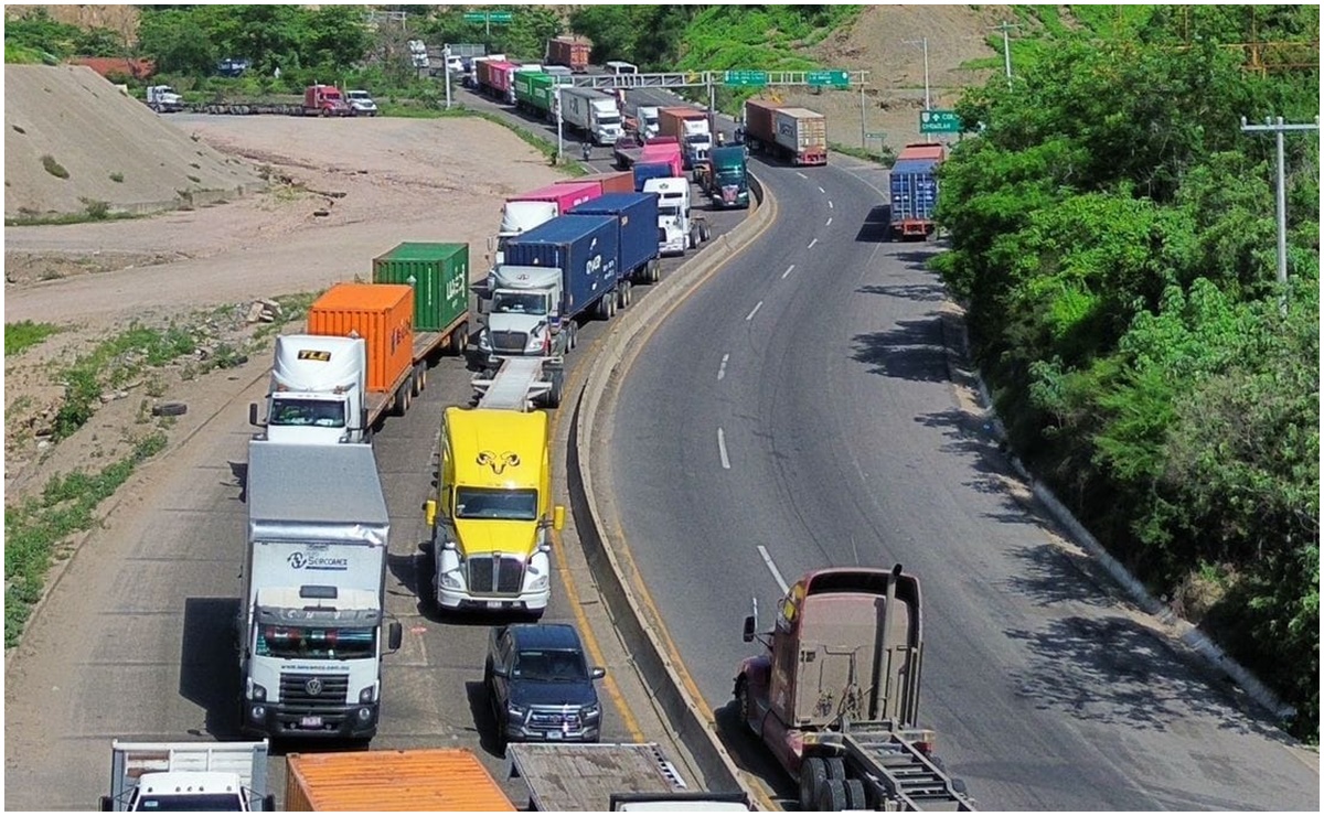 Fallas en Puerto de Manzanillo provocan caos vial y filas kilométricas; reportan un muerto