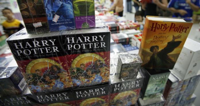 Escuela de Tennessee retira libros de Harry Potter por tener “maldiciones reales”