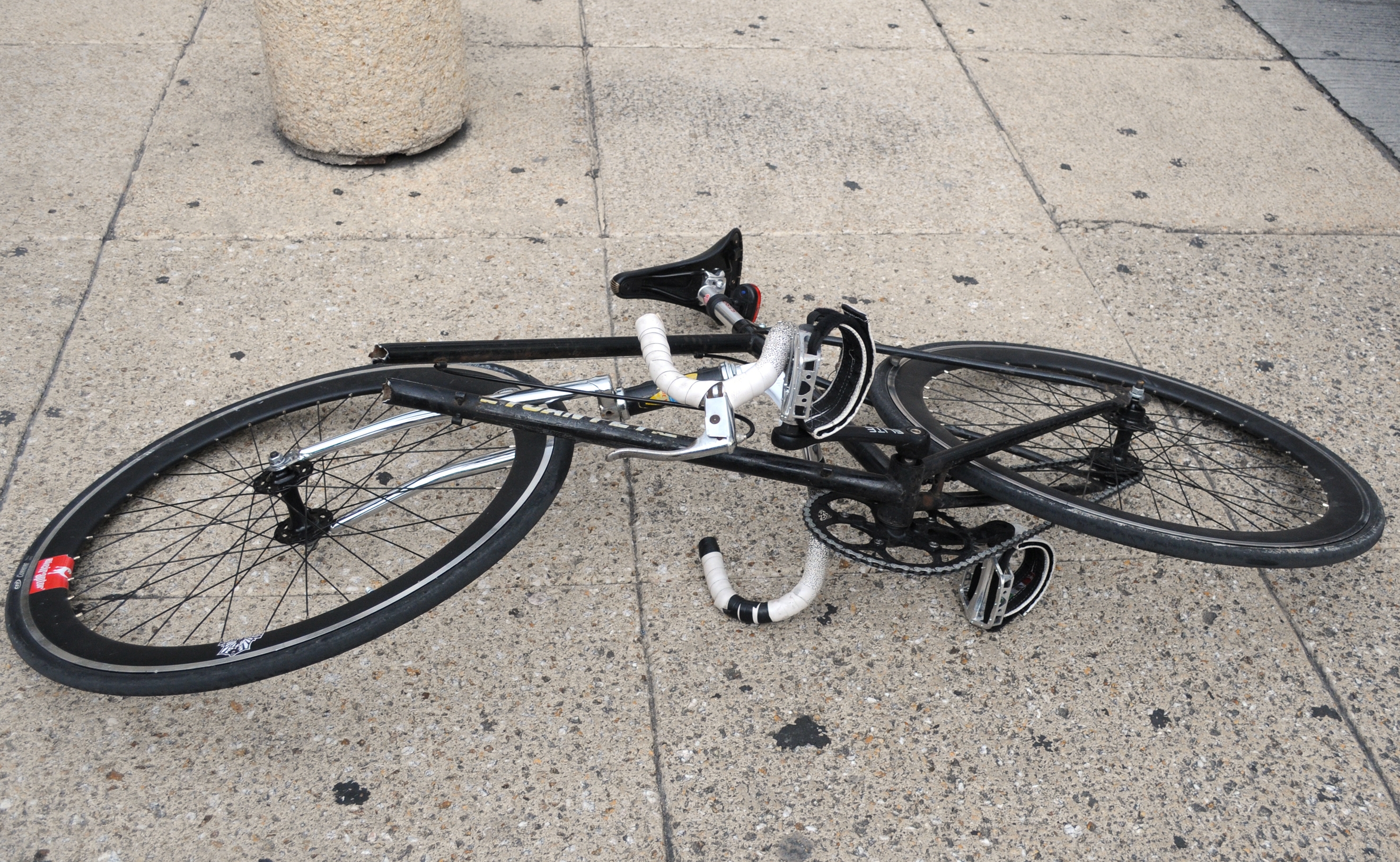 Camioneta de valores invade ciclovía y atropella a ciclista