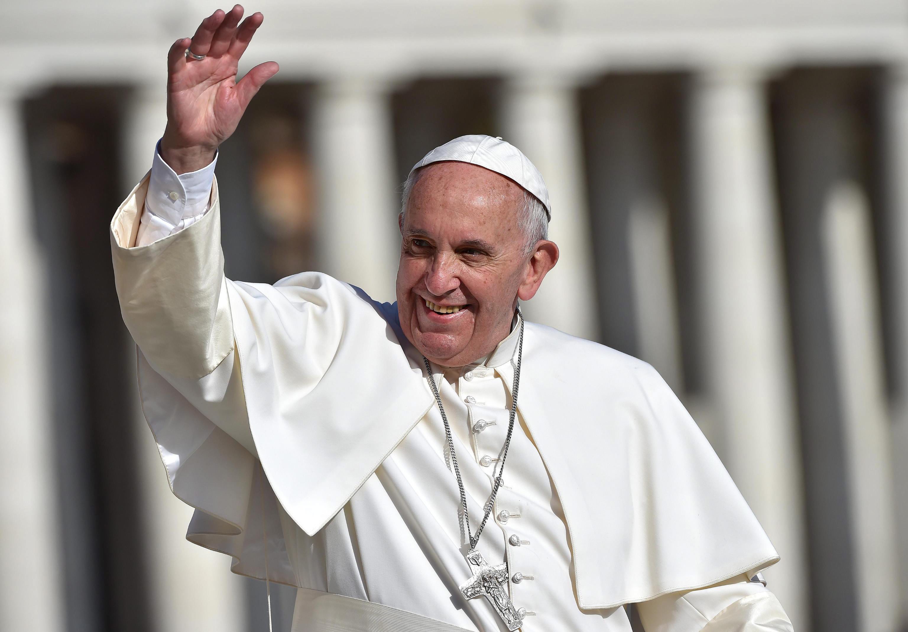 Papa deplora sustracción de documentos reservados