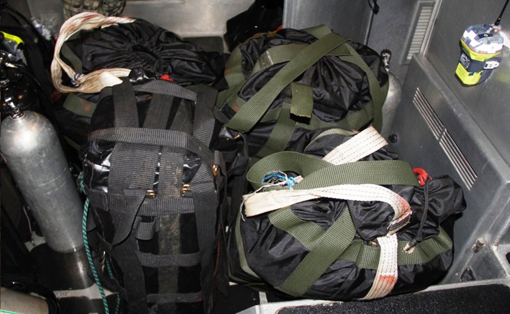 Aseguran cuatro maletas con droga en puerto de Michoacán