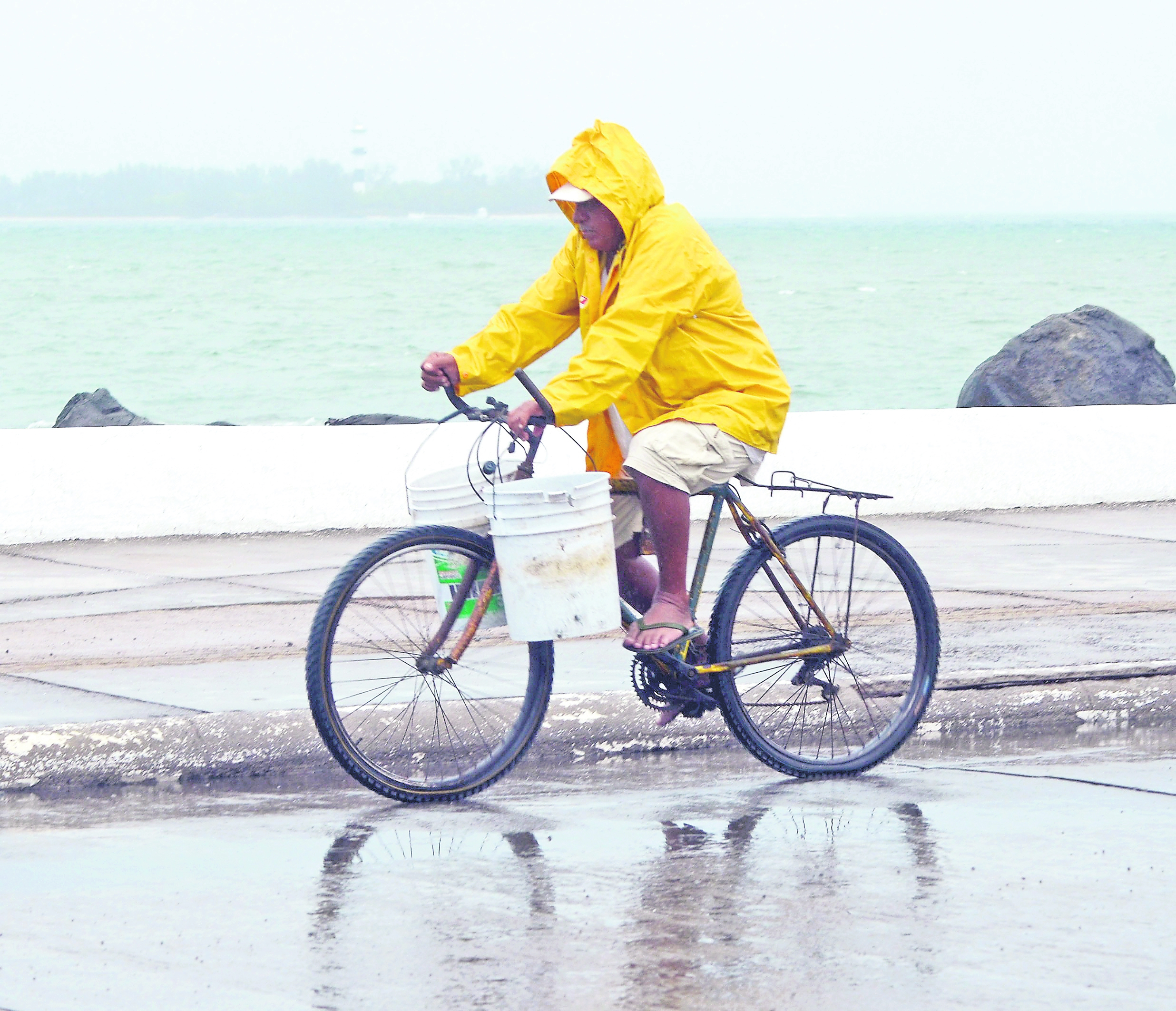 Se forma tormenta tropical Erick en el Pacífico; se espera que se convierta en huracán