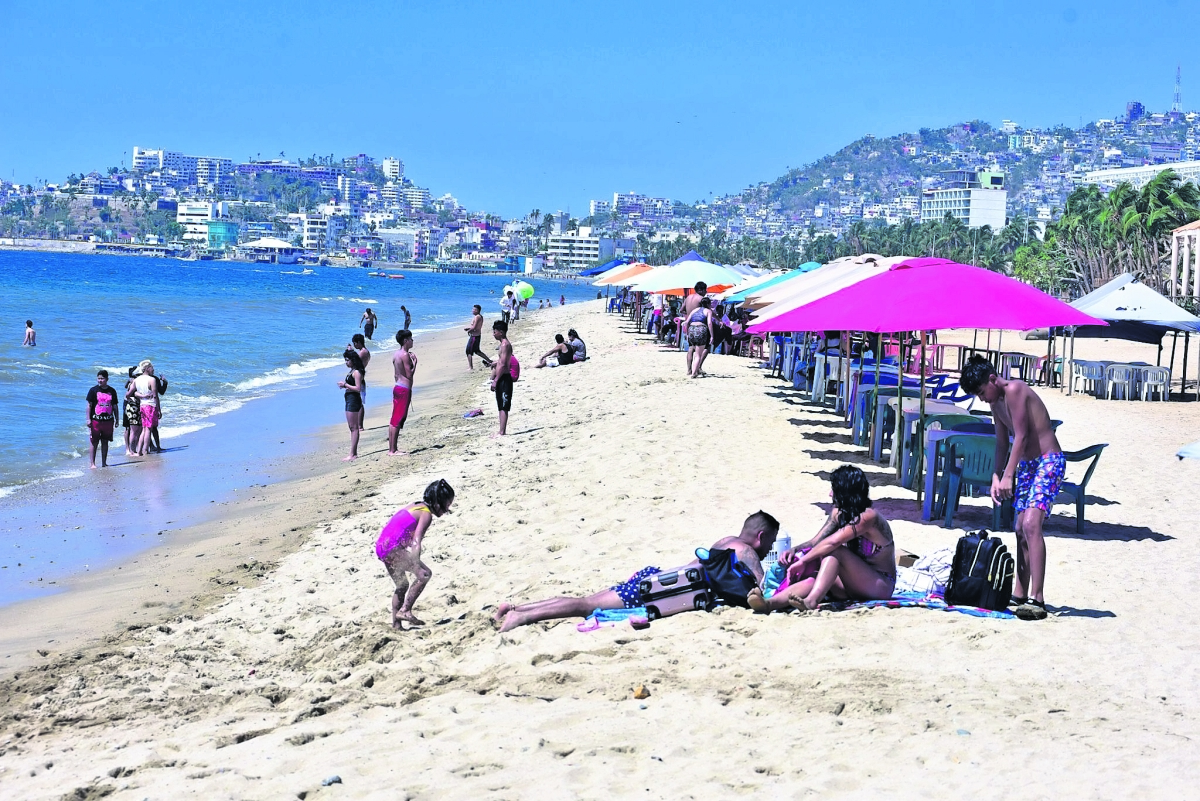 Rescatan a 9 turistas tras ser arrastrados por fuertes corrientes en playas de Sinaloa