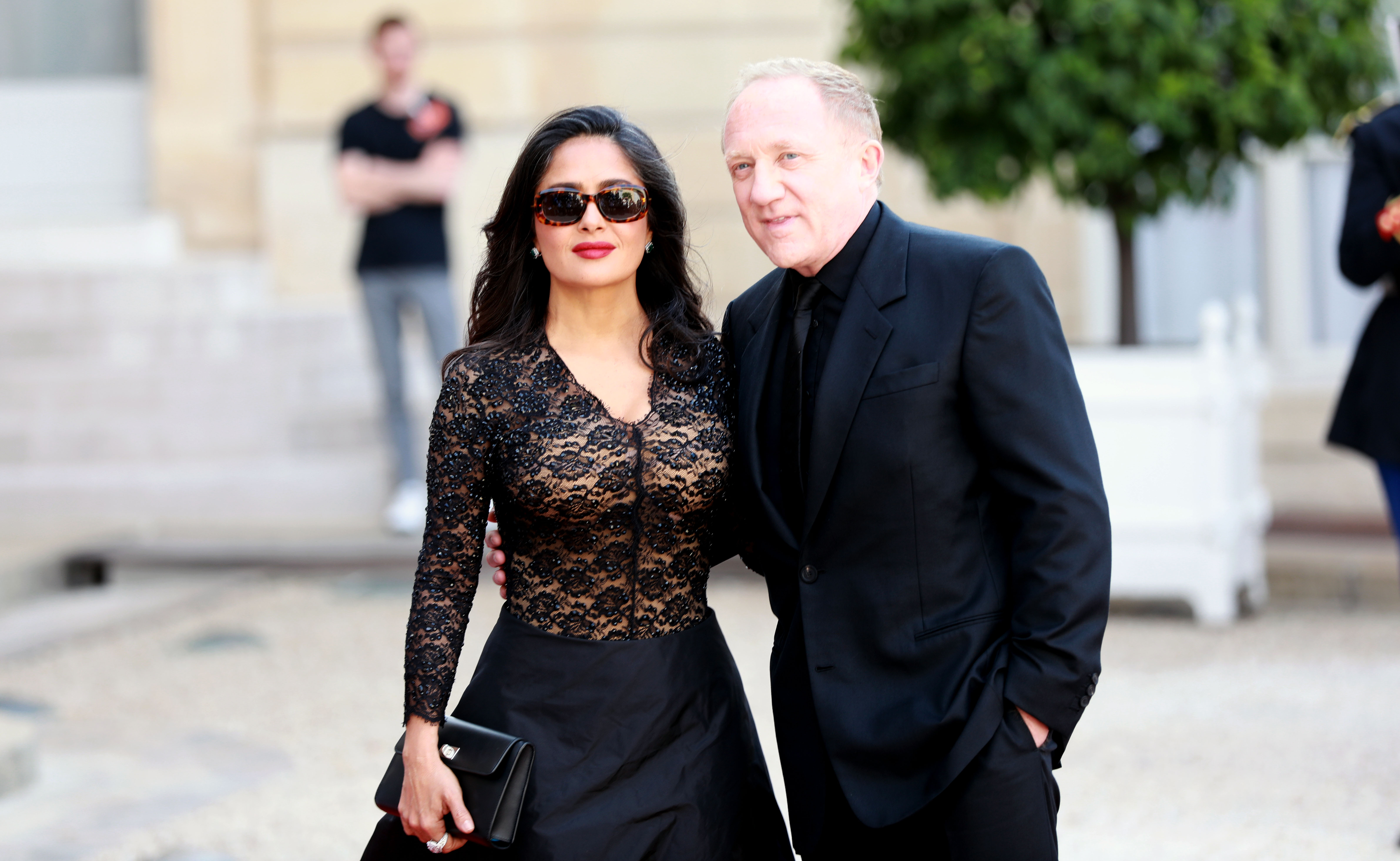 Salma Hayek cautiva con impactante vestido de encaje en cena de Emmanuel Macron