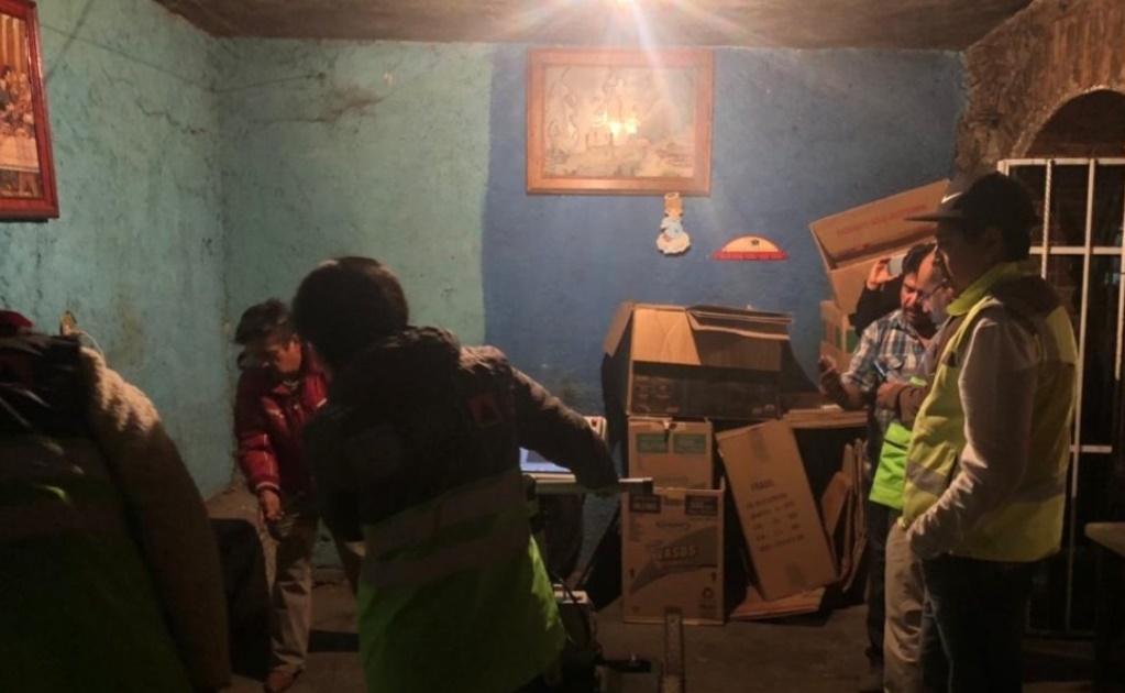 Evacuan a 80 personas por socavón en Iztapalapa