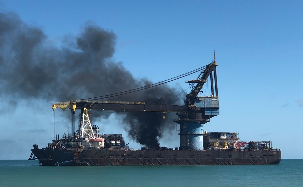 Reportan incendio en barco vinculado con Oceanografía en Campeche