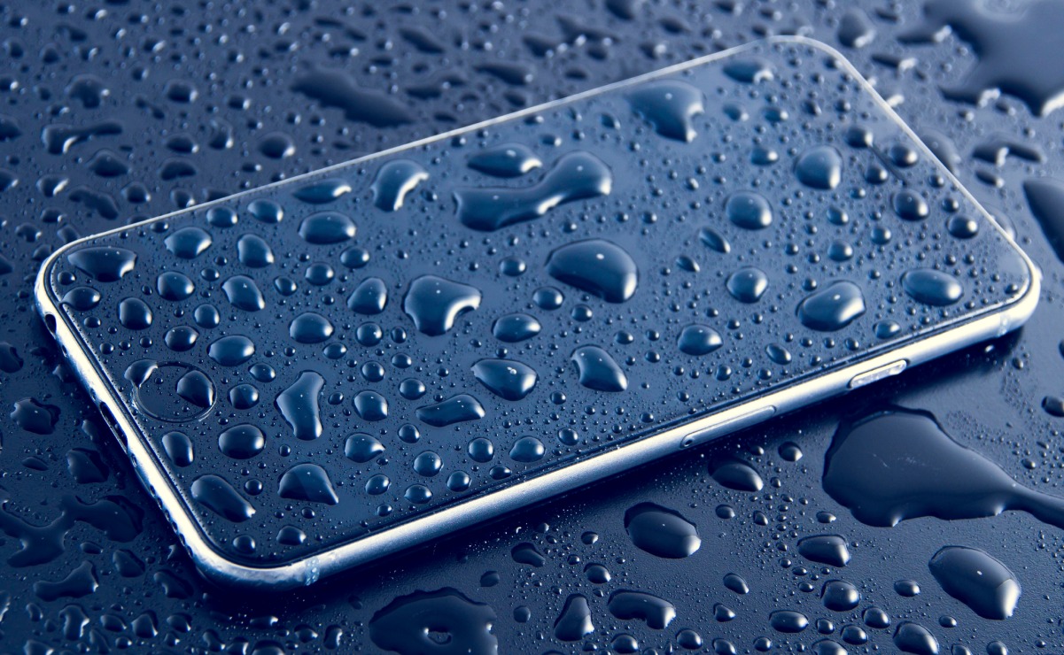 ¿Qué tan resistente es un celular contra agua?