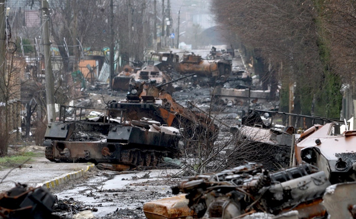El reguero de cadáveres y cementerio de tanques que Rusia deja en Bucha, al norte de Kiev