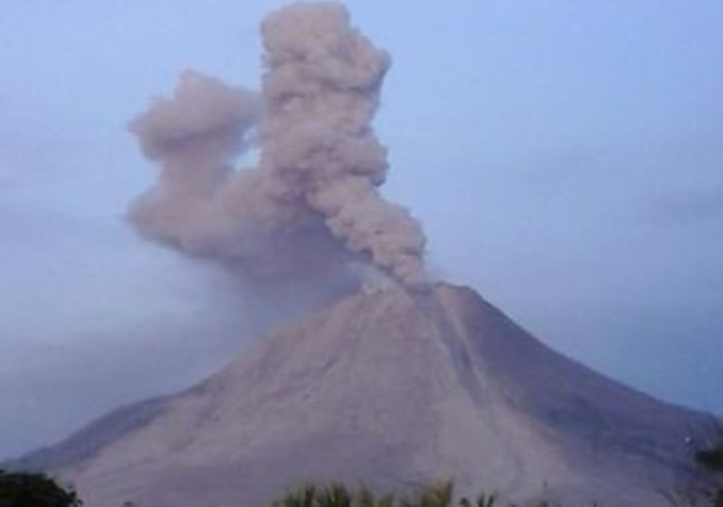 Evacuan a miles por erupción inminente en Indonesia