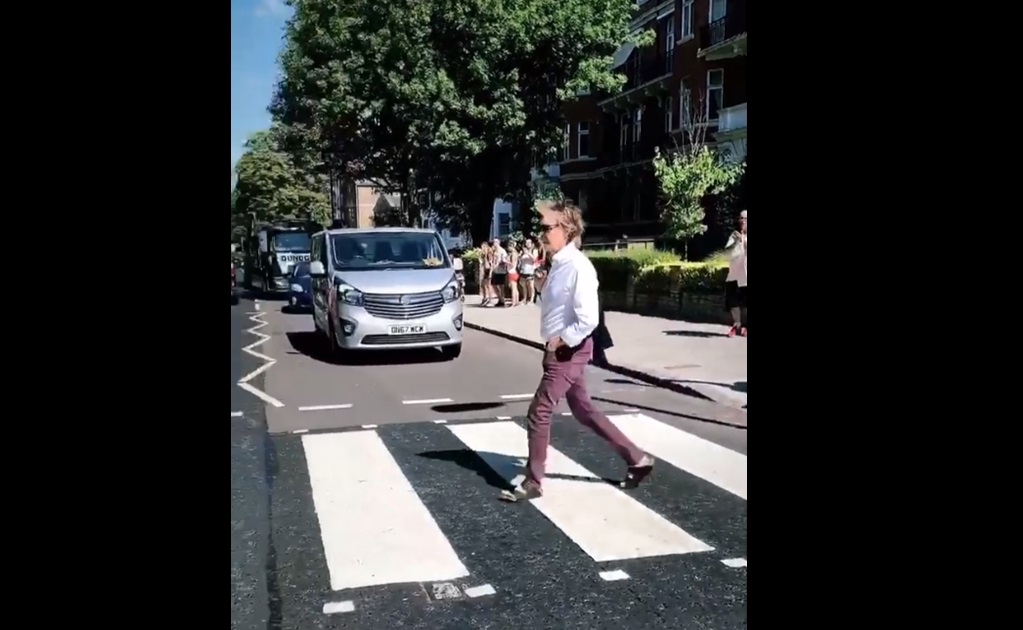 Paul McCartney cruza Abbey Road y da concierto privado
