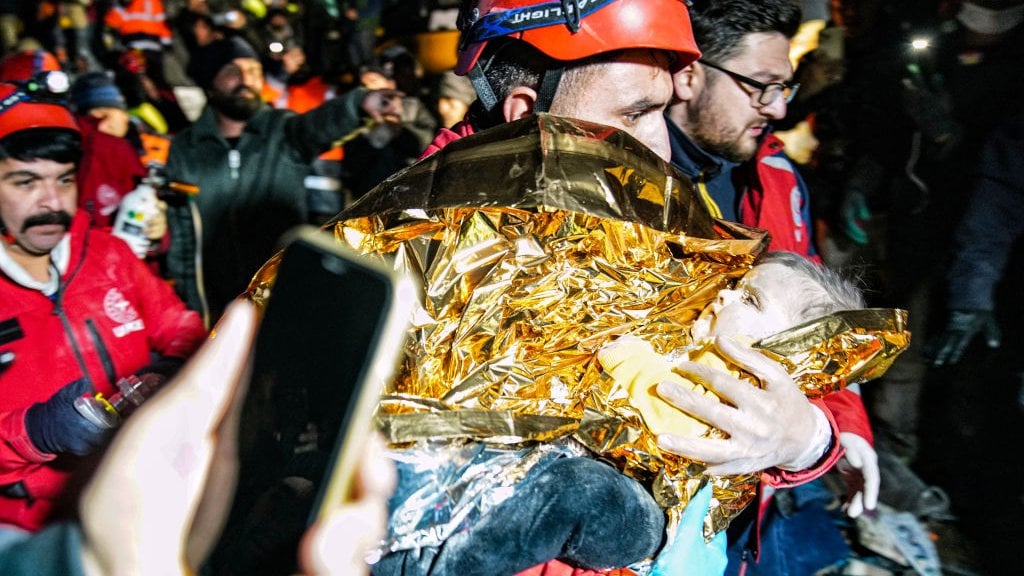 Rescatan a recién nacido y su madre en Turquía tras cuatro días entre los escombros