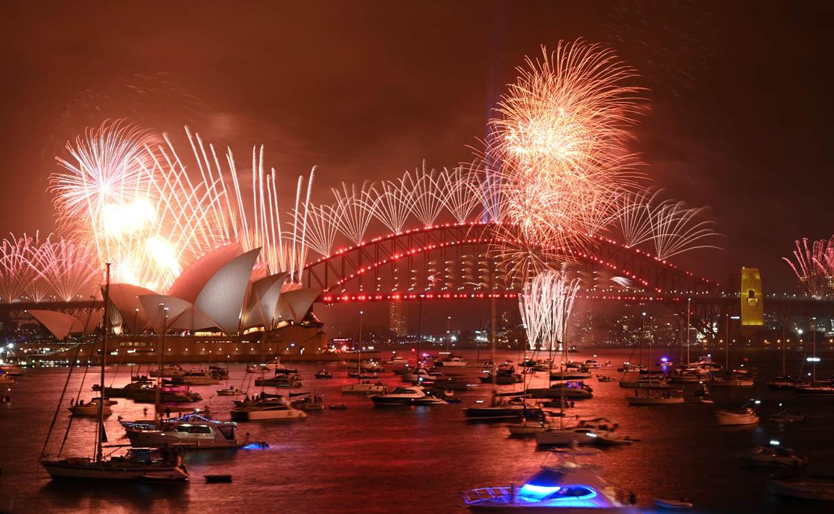 Sidney da la bienvenida al 2020 envuelta en humo pero con fuegos artificiales