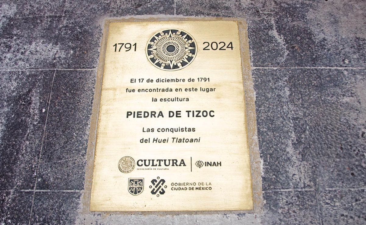 Reinstalan placas conmemorativas de los descubrimientos de la Cloatlicue y  las piedras del Sol y de Tízoc, en el Zócalo de CDMX | El Universal