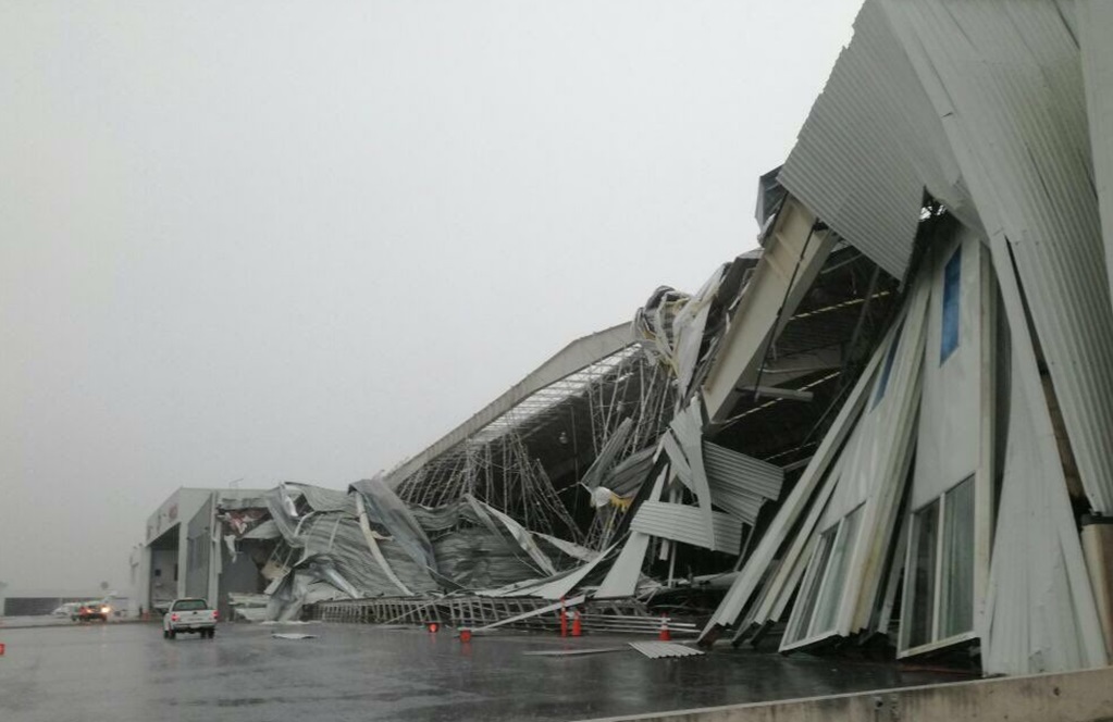 Ráfagas de viento dañan hangar en Aeropuerto de NL