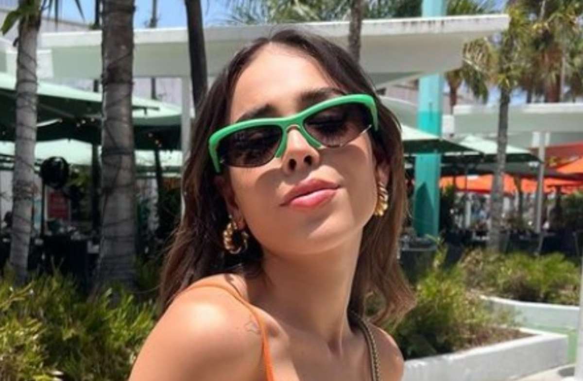 Danna Paola deja en shock con un vestido de 300 metros de cadena y underwear negra en Los Premios Juventud