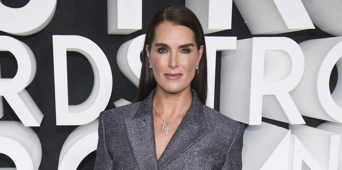 Brooke Shields deslumbra a los 54 años; luce blazer como minivestido 