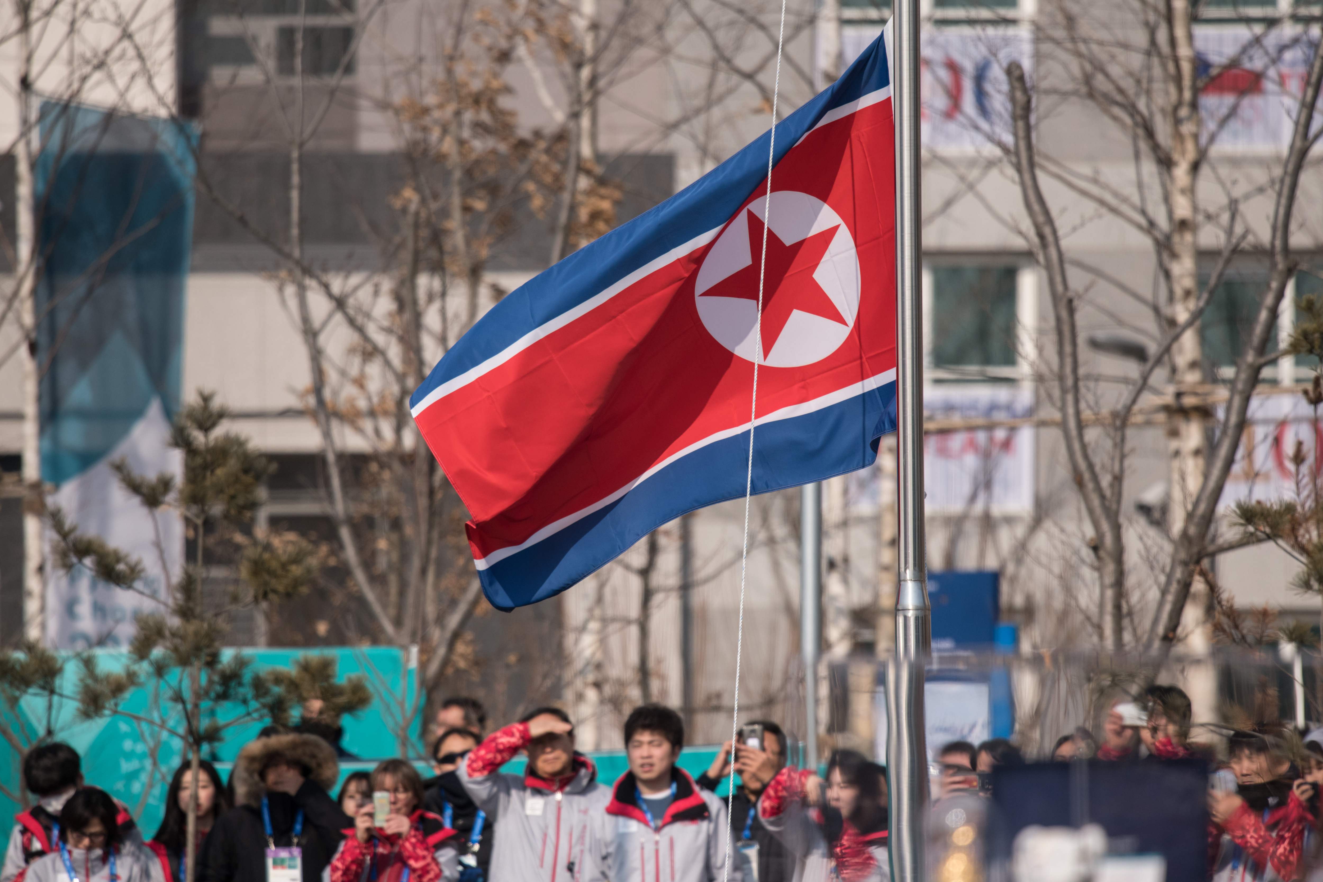 La bandera norcoreana ya ondea en Pyeongchang