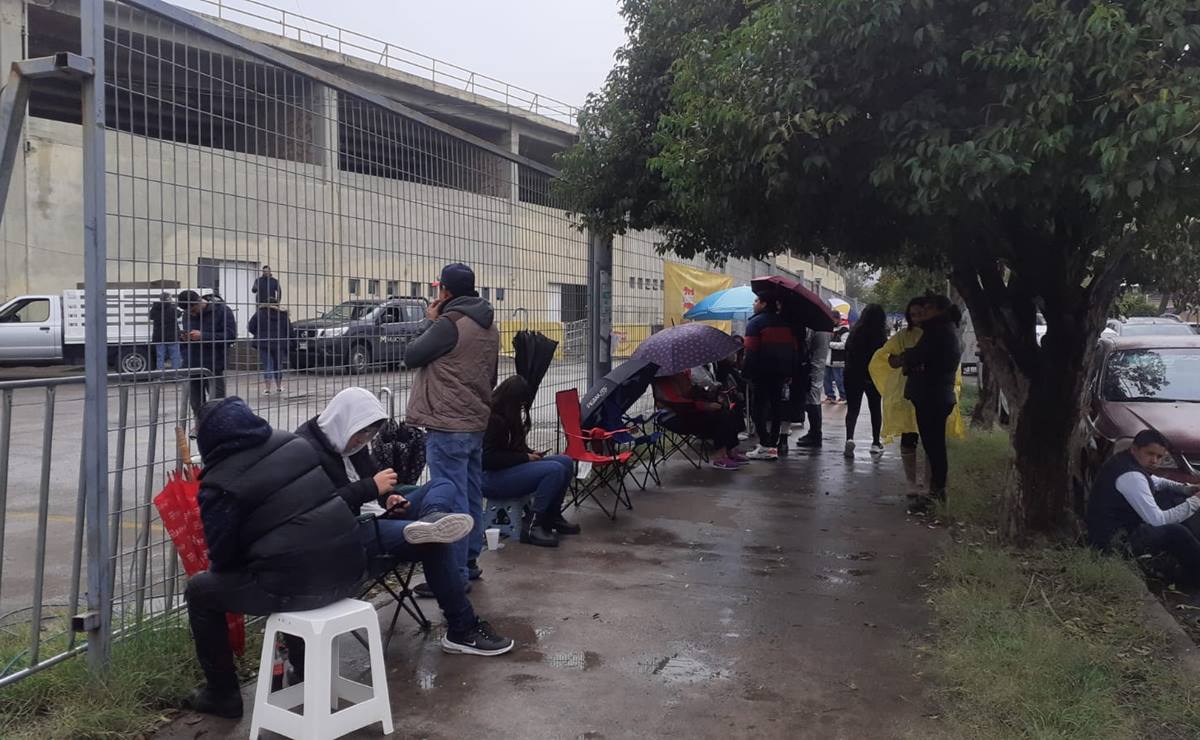 VIDEO. Con frío y lluvia, fanáticos de Luis Miguel esperan su concierto en SLP